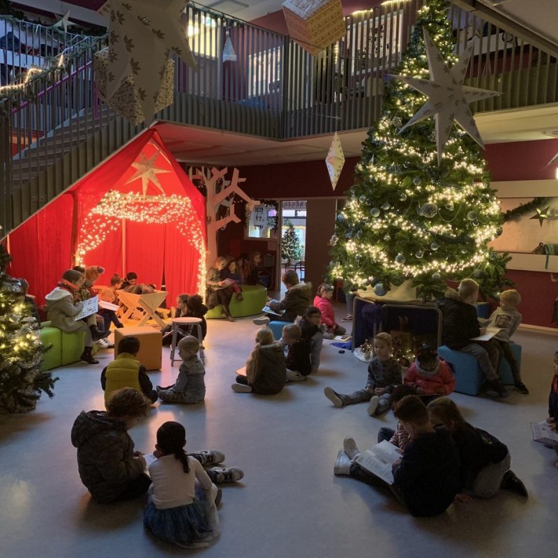 kerstboom lezende kinderen kerstboom lezende kinderen